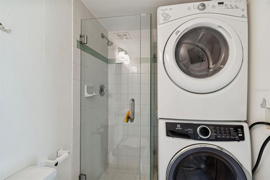 Image 32 of property listing at 850 VILLAGE LAKE TER N 106, St Petersburg, FL 33716