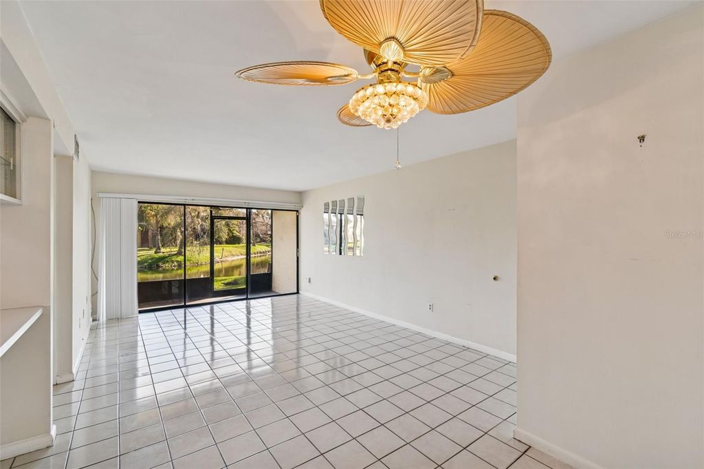 Image 5 of property listing at 850 VILLAGE LAKE TER N 106, St Petersburg, FL 33716