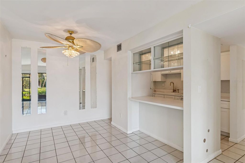 Image 9 of property listing at 850 VILLAGE LAKE TER N 106, St Petersburg, FL 33716