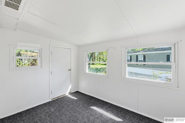 7631 N 101 Plaza, Omaha, NE 68122