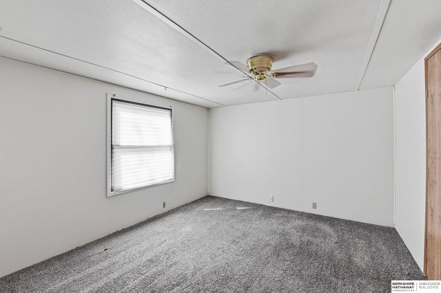 7631 N 101 Plaza, Omaha, NE 68122
