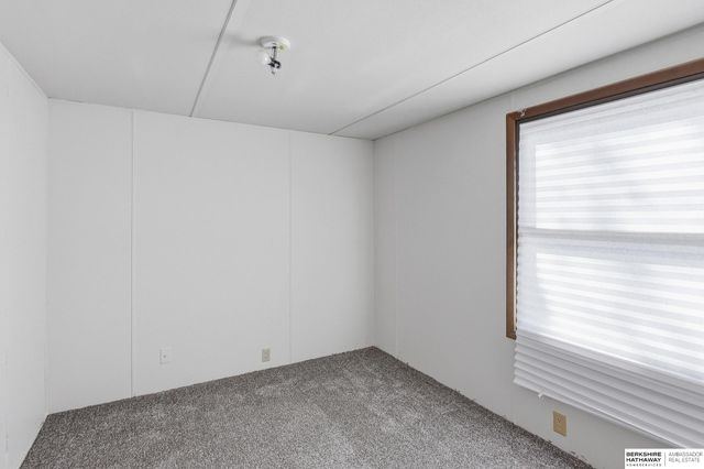 7631 N 101 Plaza, Omaha, NE 68122