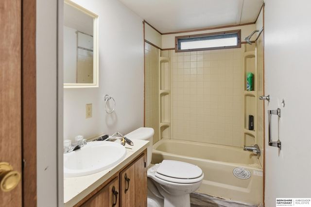 7631 N 101 Plaza, Omaha, NE 68122