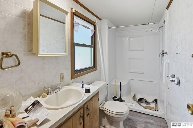 7631 N 101 Plaza, Omaha, NE 68122