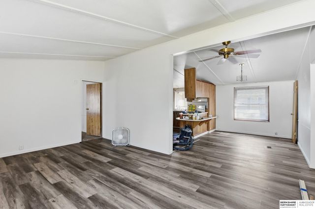 7631 N 101 Plaza, Omaha, NE 68122