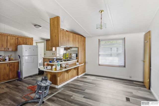 7631 N 101 Plaza, Omaha, NE 68122