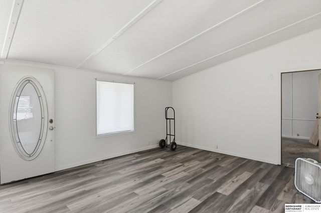 7631 N 101 Plaza, Omaha, NE 68122