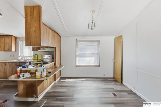 7631 N 101 Plaza, Omaha, NE 68122