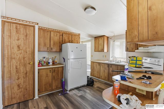 7631 N 101 Plaza, Omaha, NE 68122