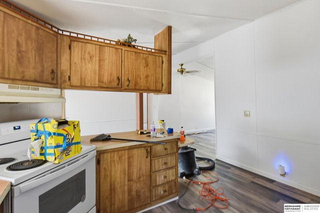 7631 N 101 Plaza, Omaha, NE 68122