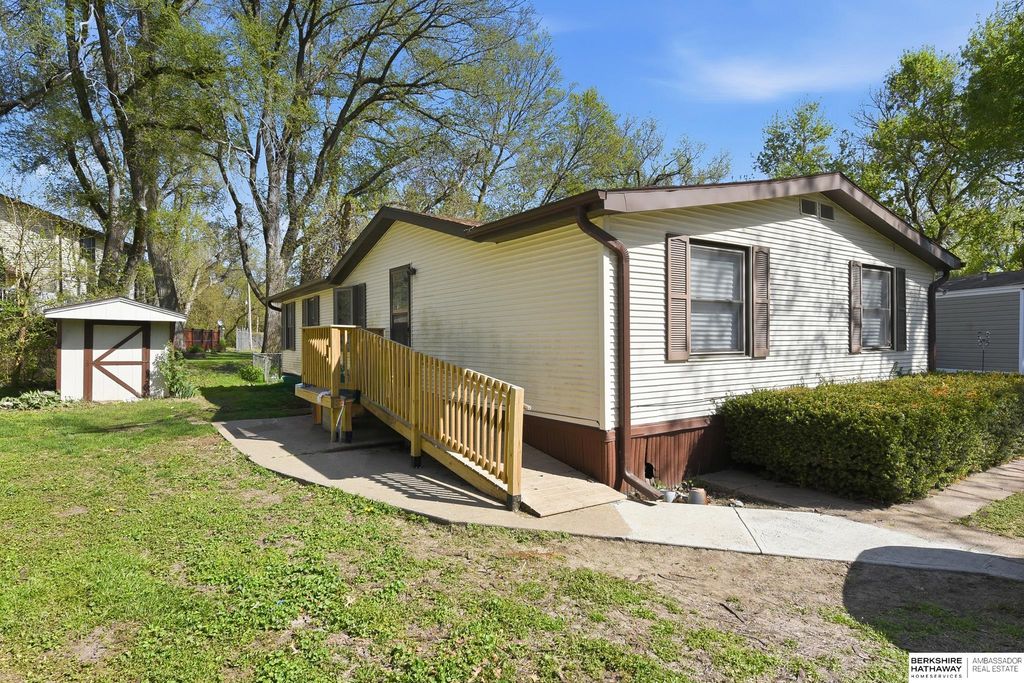 7631 N 101 Plaza, Omaha, NE 68122