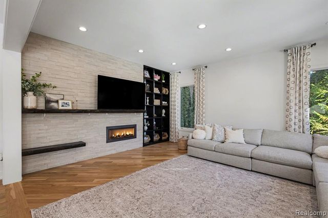 1021 Clear Creek Drive, Rochester Hills, MI 48306