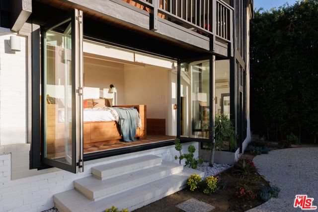 3900 Clayton Avenue, Los Angeles, CA 90027