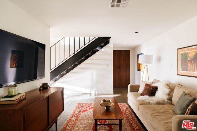 3900 Clayton Avenue, Los Angeles, CA 90027