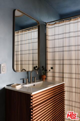 3900 Clayton Avenue, Los Angeles, CA 90027