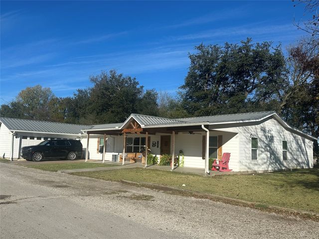 101 Twin Creek Road, Comanche, TX 76442