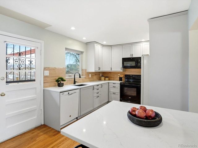 965 Saulsbury St, Lakewood, CO 80214