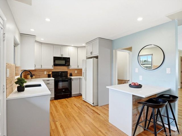 965 Saulsbury St, Lakewood, CO 80214