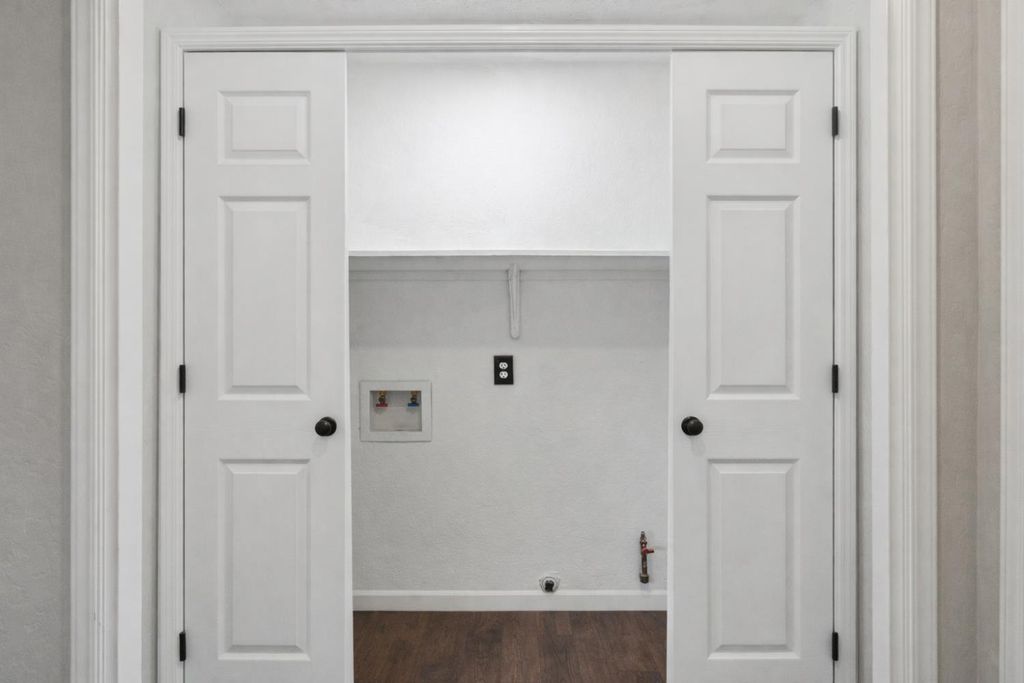 Image 12 of property listing at 1369 W Burgundy Court, Hanford, CA 93230