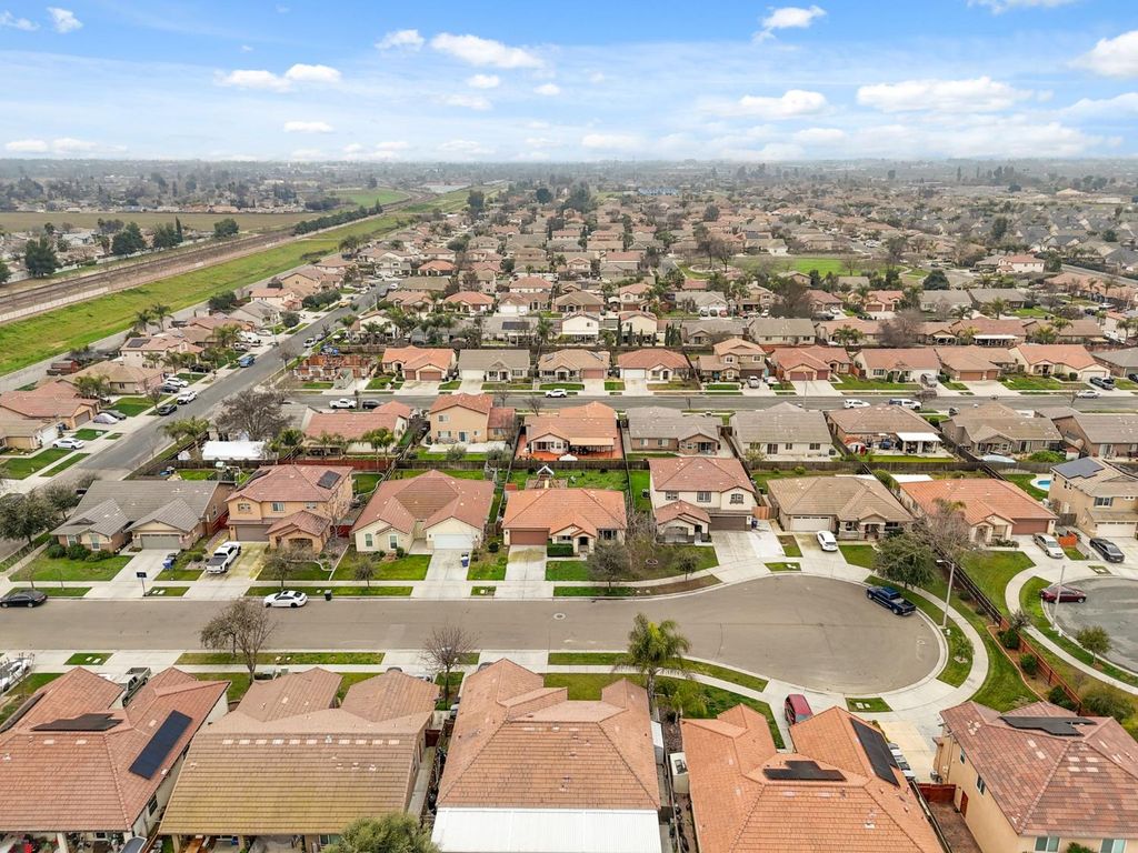 Image 14 of property listing at 1369 W Burgundy Court, Hanford, CA 93230