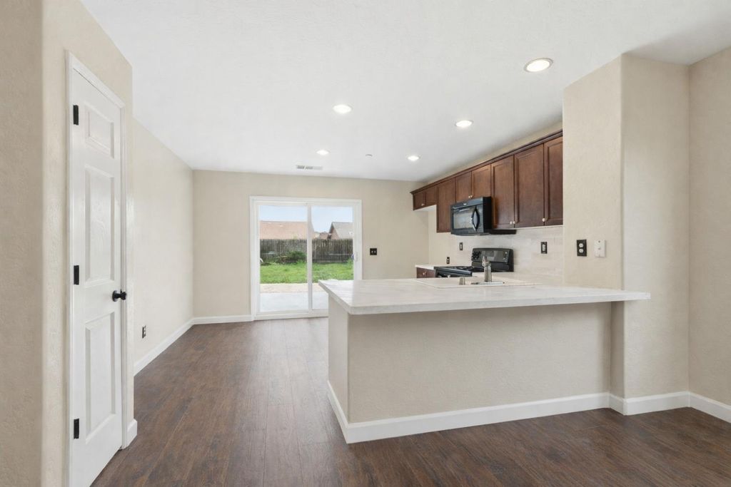 Image 6 of property listing at 1369 W Burgundy Court, Hanford, CA 93230