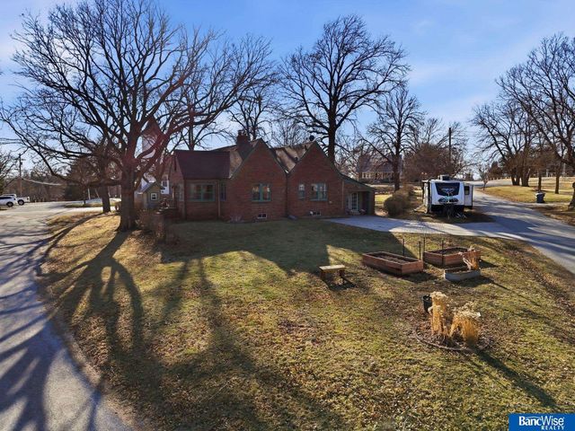 635 Apple Street, Palmyra, NE 68418