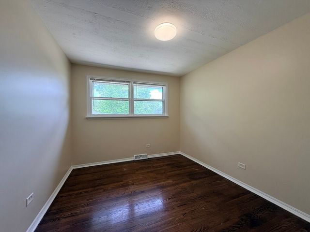 8517 W 87th Place, Hickory Hills, IL 60457