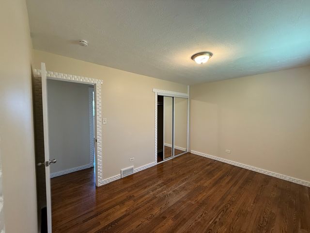 8517 W 87th Place, Hickory Hills, IL 60457
