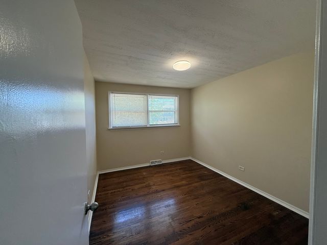 8517 W 87th Place, Hickory Hills, IL 60457