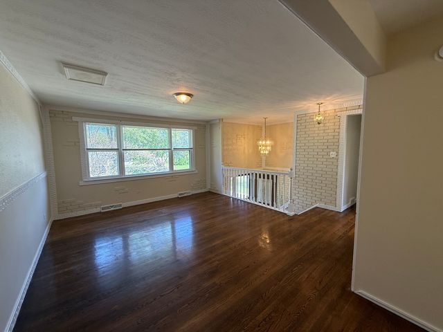 8517 W 87th Place, Hickory Hills, IL 60457