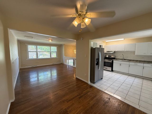 8517 W 87th Place, Hickory Hills, IL 60457