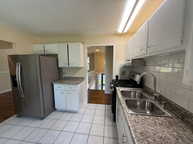 8517 W 87th Place, Hickory Hills, IL 60457