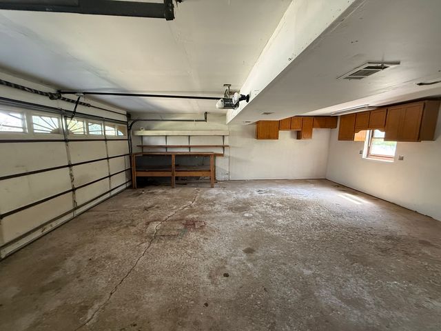 8517 W 87th Place, Hickory Hills, IL 60457