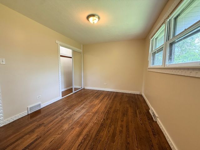8517 W 87th Place, Hickory Hills, IL 60457