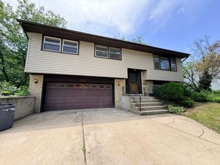 8517 W 87th Place, Hickory Hills, IL 60457