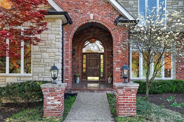11 Fielding Road, Ladue, MO 63124