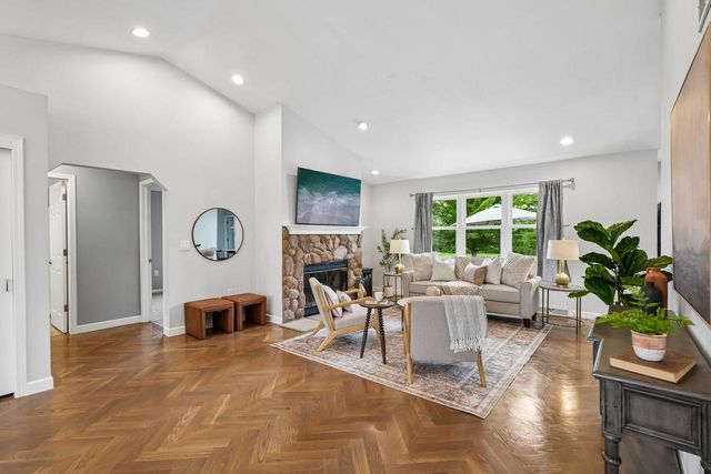 N64W13863 Cobblestone DRIVE, Menomonee Falls, WI 53051