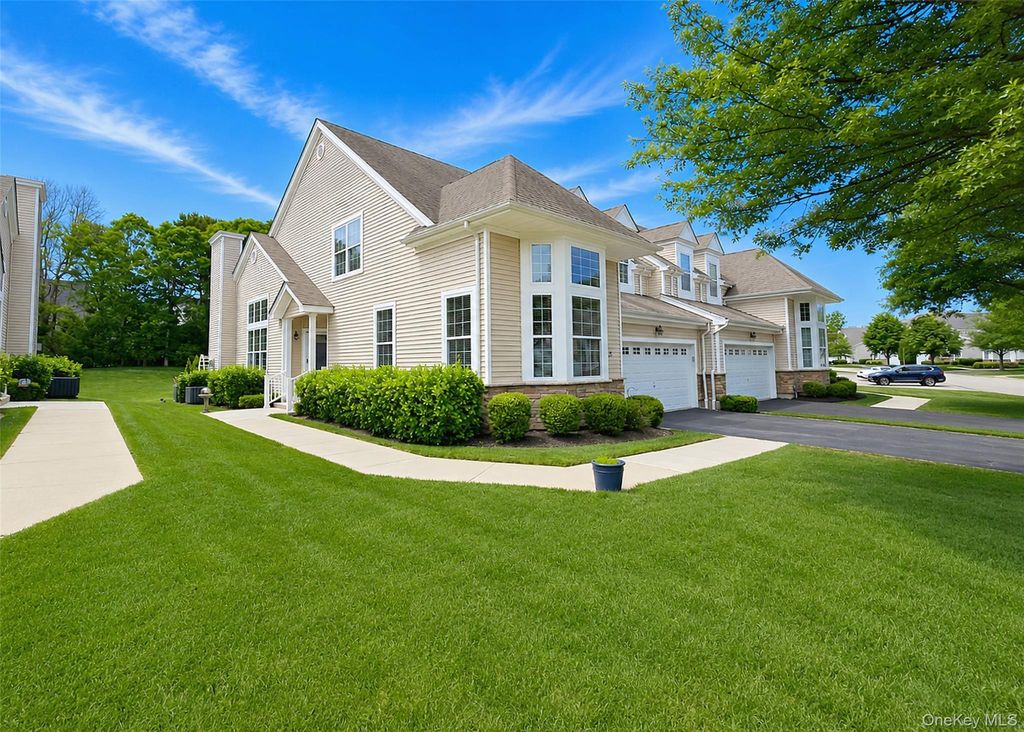27 Toni Court, Center Moriches, NY 11934