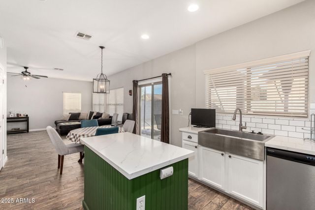 32 W DESERT VISTA Trail, San Tan Valley, AZ 85143