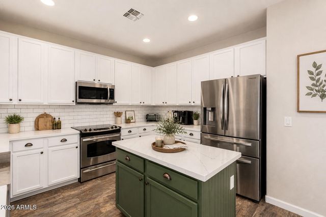 32 W DESERT VISTA Trail, San Tan Valley, AZ 85143