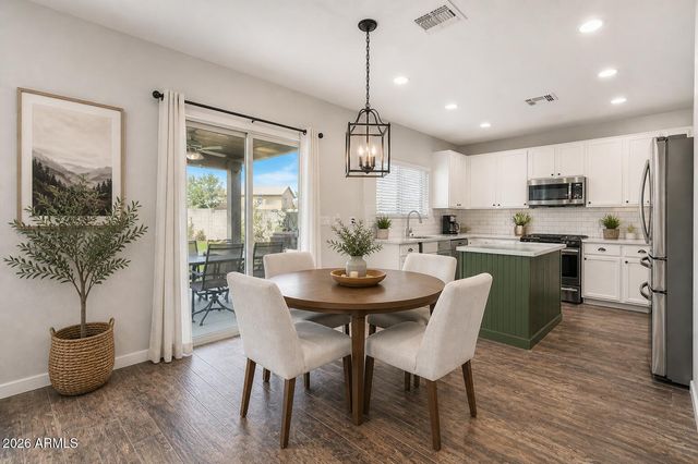 32 W DESERT VISTA Trail, San Tan Valley, AZ 85143