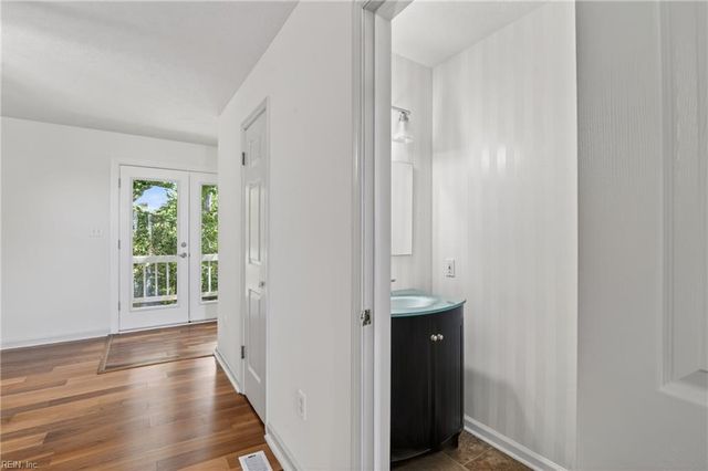 6478 Pocahontas LN, Hayes, VA 23072