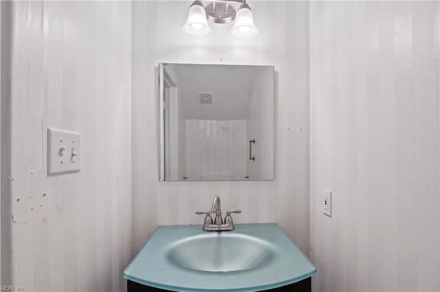 6478 Pocahontas LN, Hayes, VA 23072