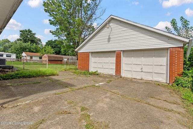8301 Latania Dr, Louisville, KY 40258