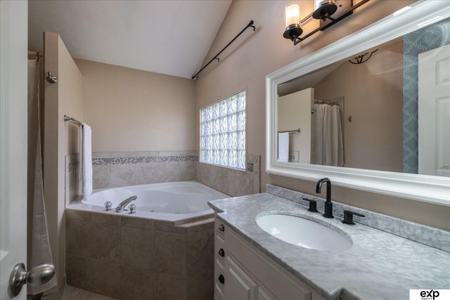 8442 Craig Avenue, Omaha, NE 68122