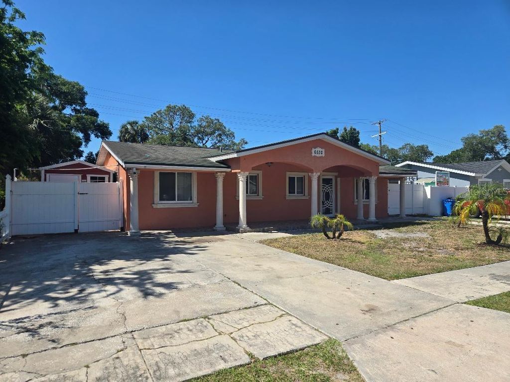 Image 2 of property listing at 6532 LA MESA CIRCLE, Tampa, FL 33634