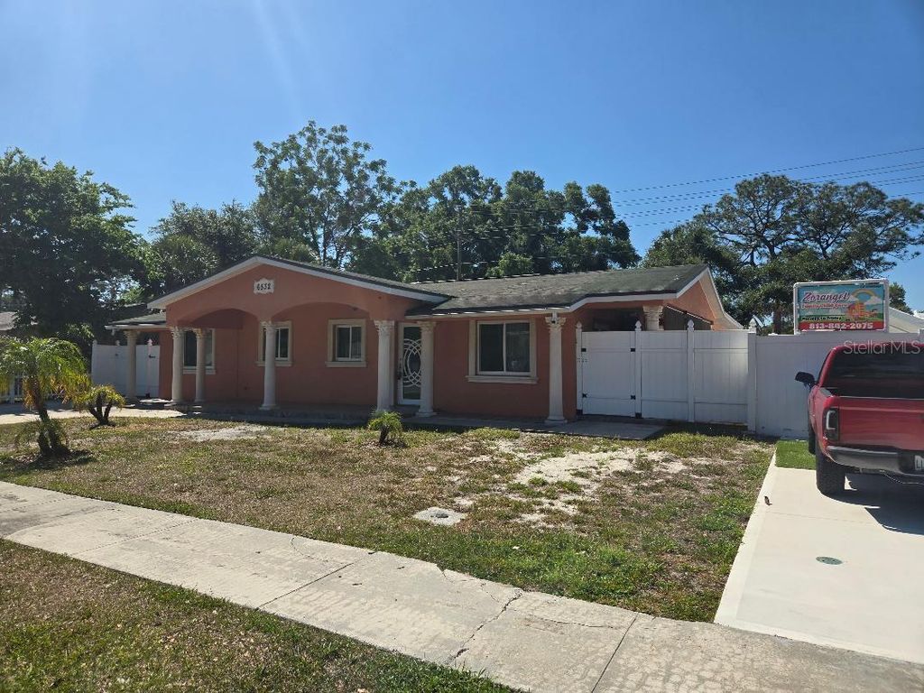 Image 3 of property listing at 6532 LA MESA CIRCLE, Tampa, FL 33634