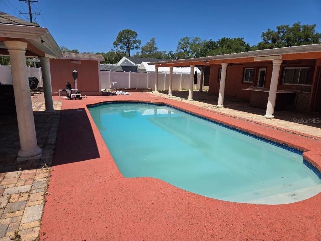 Image 4 of property listing at 6532 LA MESA CIRCLE, Tampa, FL 33634