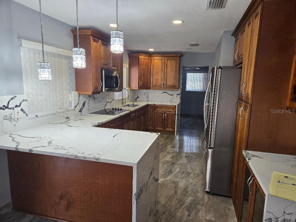 Image 5 of property listing at 6532 LA MESA CIRCLE, Tampa, FL 33634