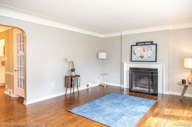 10744 Kingston Avenue, Huntington Woods, MI 48070